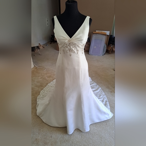 Bridal Gown NWOT Embroidered n Beaded w/Train - Picture 1 of 10